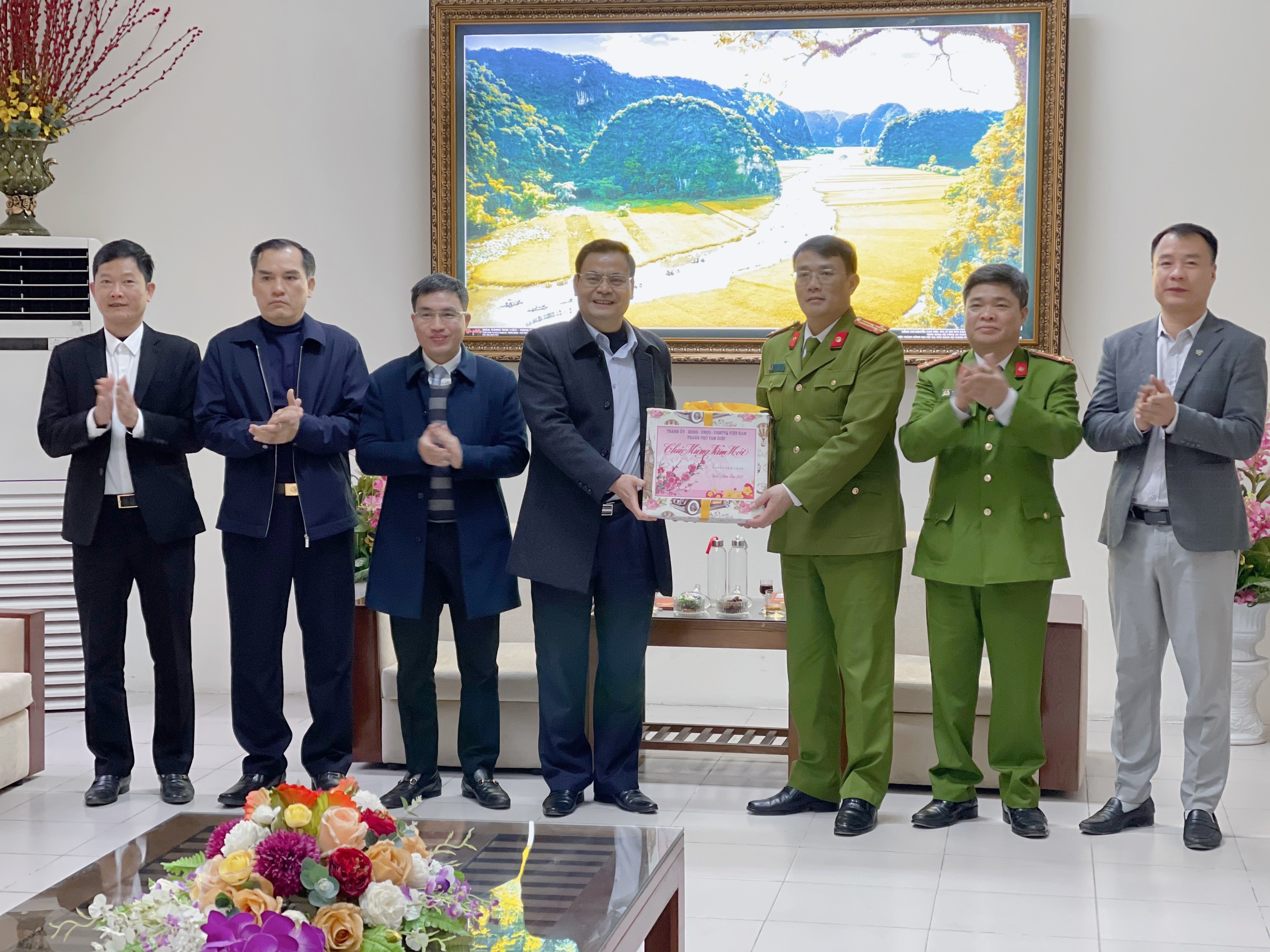 Đoàn đại biểu lãnh đạo thành phố đến thăm, động viên và chúc tết các đơn vị làm nhiệm vụ trực trong dịp Tết Nguyên đán Nhâm Dần 2022