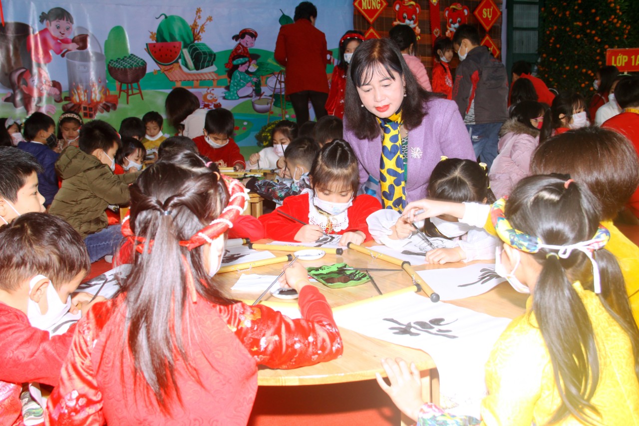Trường Tiểu học Lê Hồng Phong trao quà Tết tặng cho các em có hoàn cảnh khó khăn