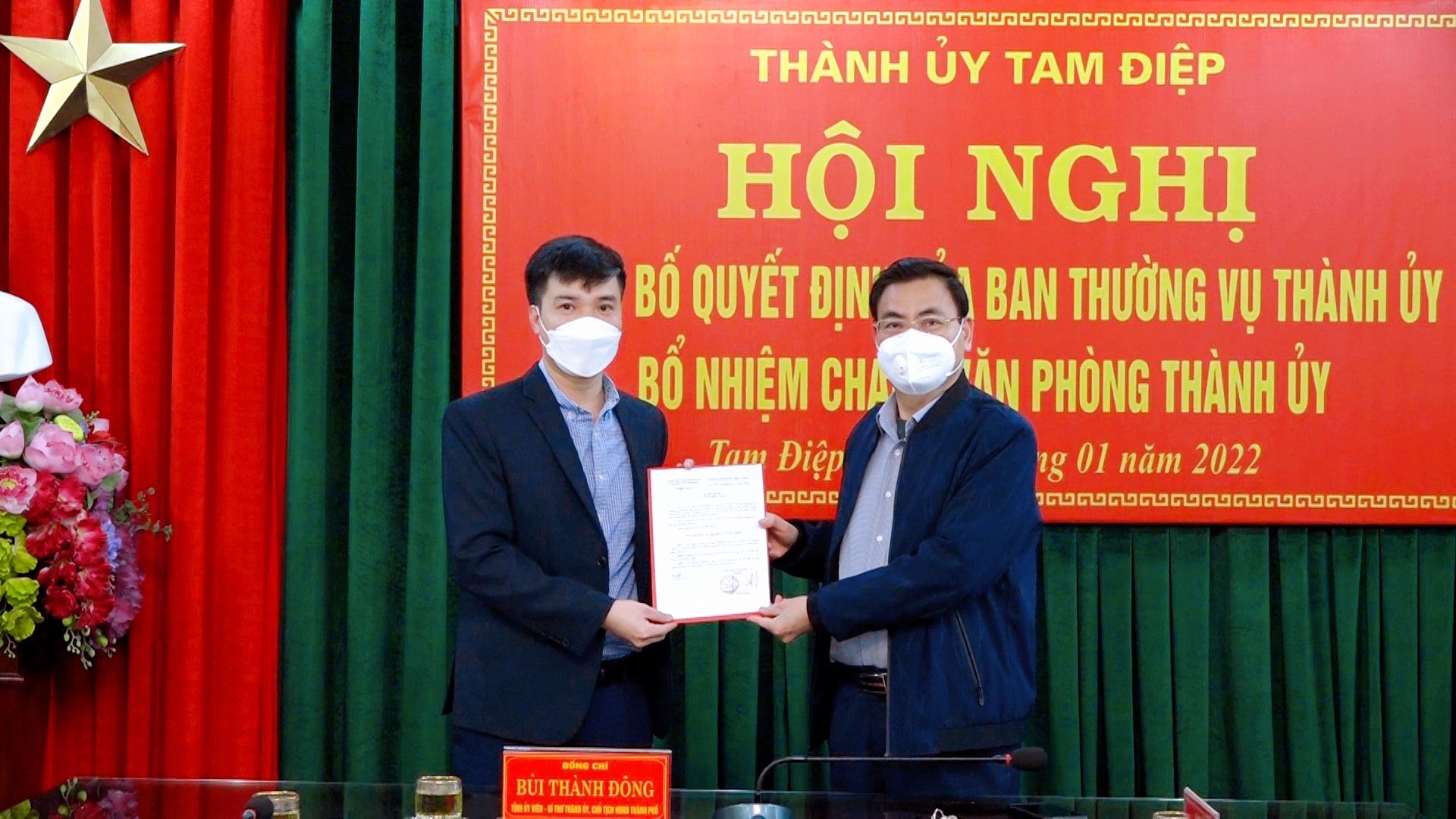 Ban Thường vụ Thành ủy Tam Điệp trao quyết định bổ nhiệm Chánh văn phòng Thành ủy cho đồng chí Lâm Quang Linh.