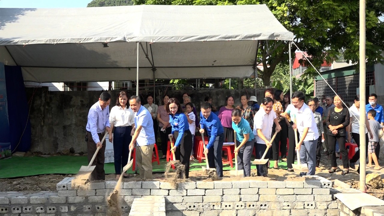 Thành Đoàn Tam Điệp khởi công xây dựng nhà Khăn quàng đỏ cho gia đình em Nguyễn Thị Mai Trang, học sinh lớp 5A, Trường tiểu học Nguyễn Trãi