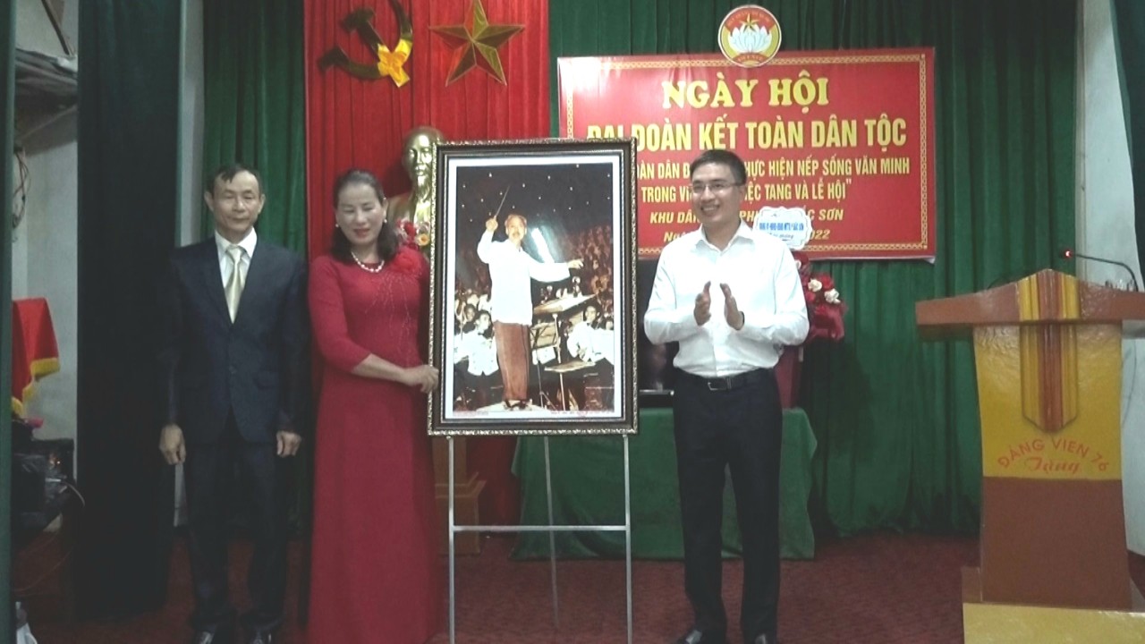 Đồng chí Hoàng Mạnh Hùng, Phó Bí thư Thành ủy, Chủ tịch UBND thành phố Tam Điệp dự ngày hội đại đoàn kết toàn dân tại Tổ dân phố 5 phường Bắc Sơn.