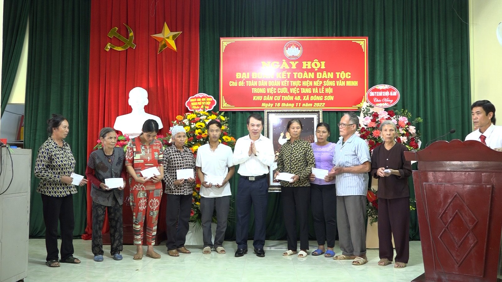 Đoàn đại biểu lãnh đạo tỉnh Ninh Bình và thành phố dự Ngày hội Đại đoàn kết toàn dân tộc tại thôn 4B xã Đông Sơn