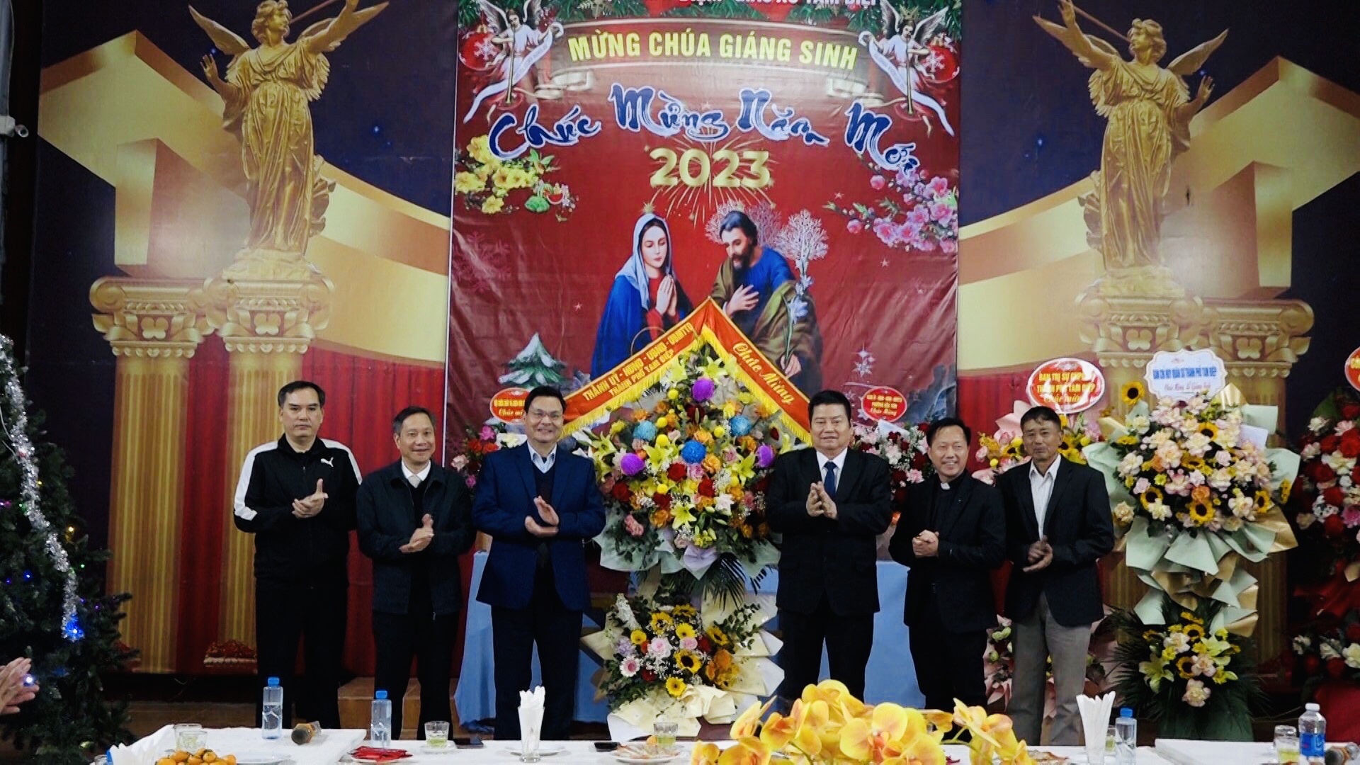 Đoàn đại biểu Thành ủy - HĐND - UBND - Ủy ban MTTQ Việt Nam thành phố đến thăm, chúc mừng Giáo xứ Tam Điệp nhân dịp Giáng sinh năm 2022           