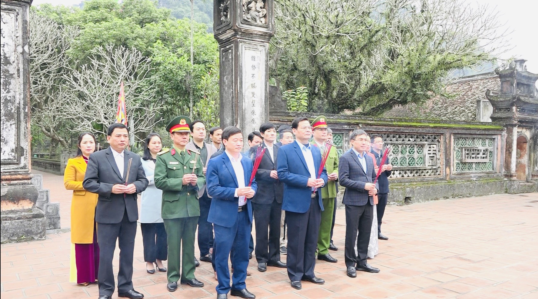 Đoàn đại biểu lãnh đạo thành phố dâng hương tại Đền thờ Vua Đinh, Vua Lê và mộ Cố Chủ tịch nước Trần Đại Quang