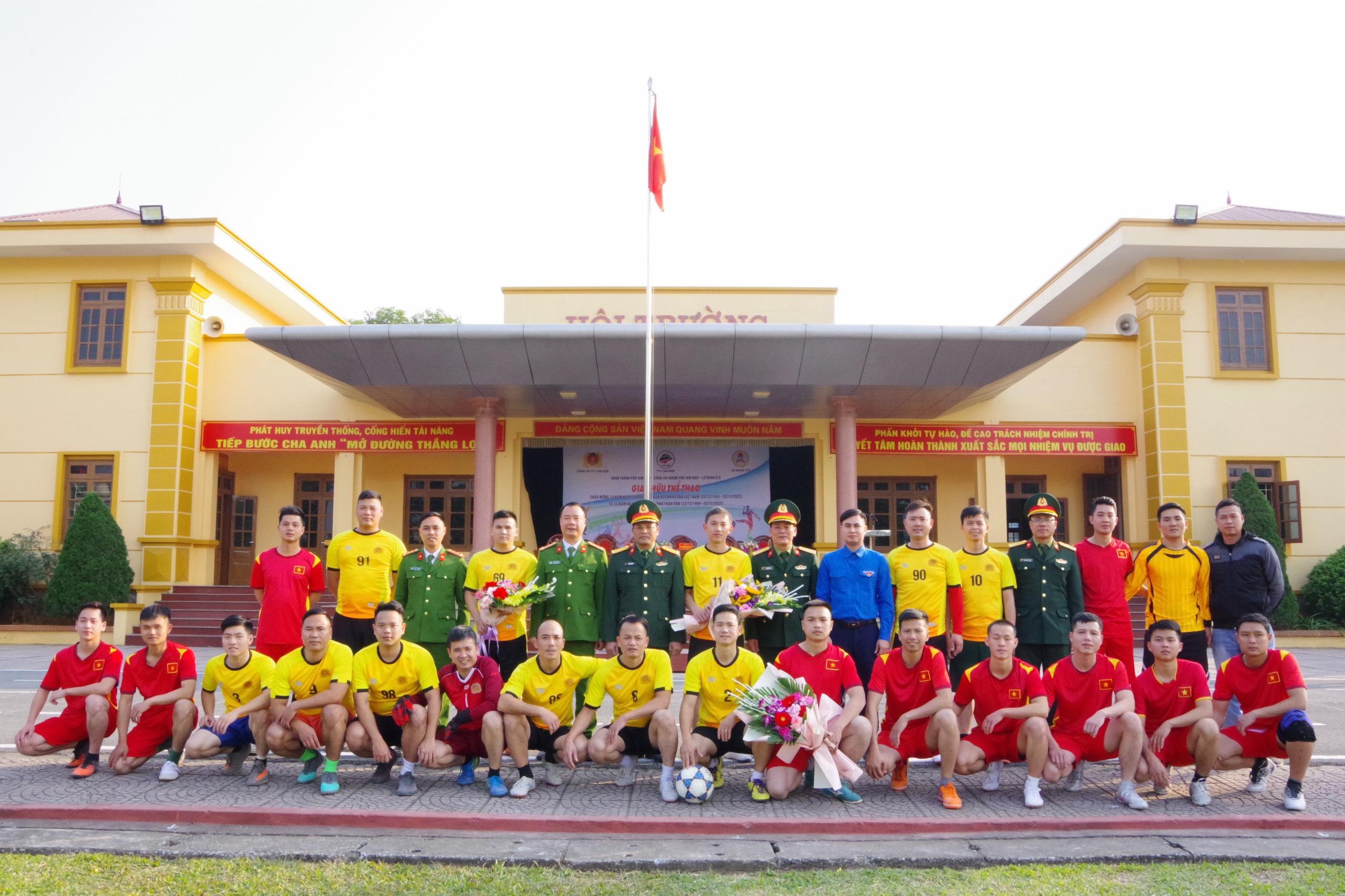 Lữ đoàn 279 tổ chức giao lưu thể thao với UBND thành phố và Công an thành phố chào mừng Ngày thành lập QĐND Việt Nam