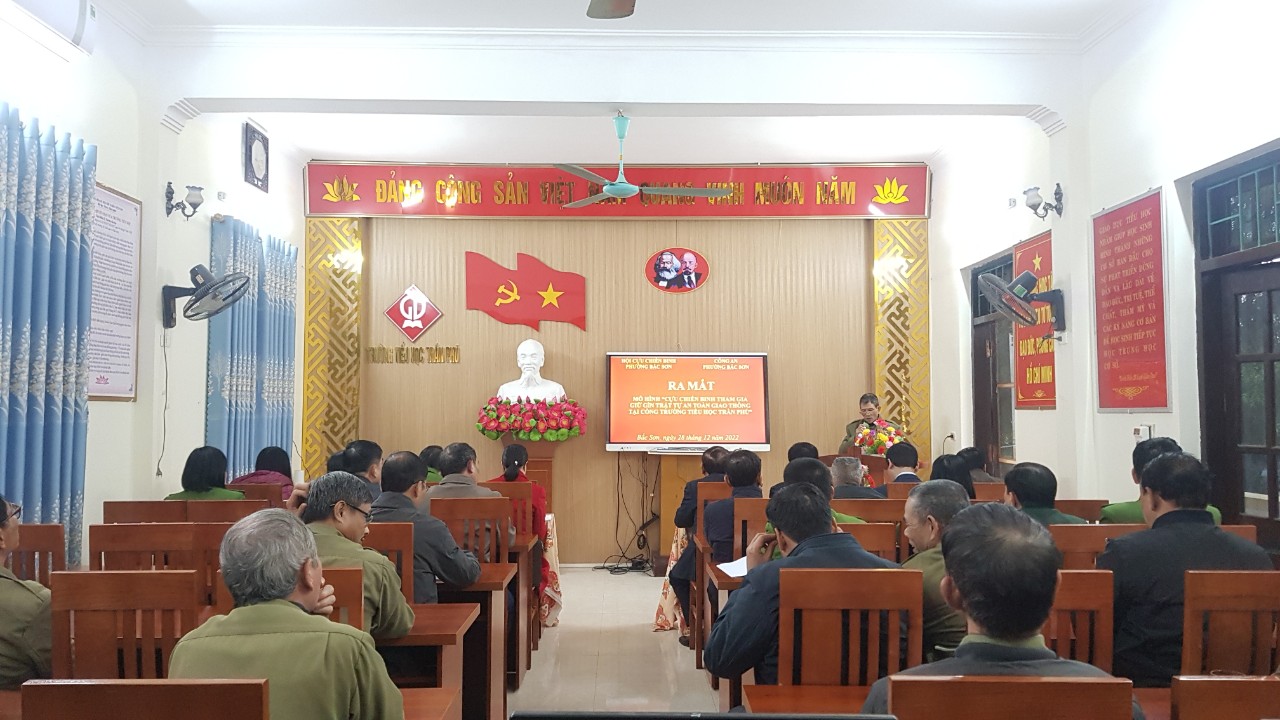 Hội CCB phường Bắc Sơn  tổ chức ra mắt mô hình CCB tham gia giữ gìn trật tự an toàn giao thông cổng trường tiểu học Trần Phú