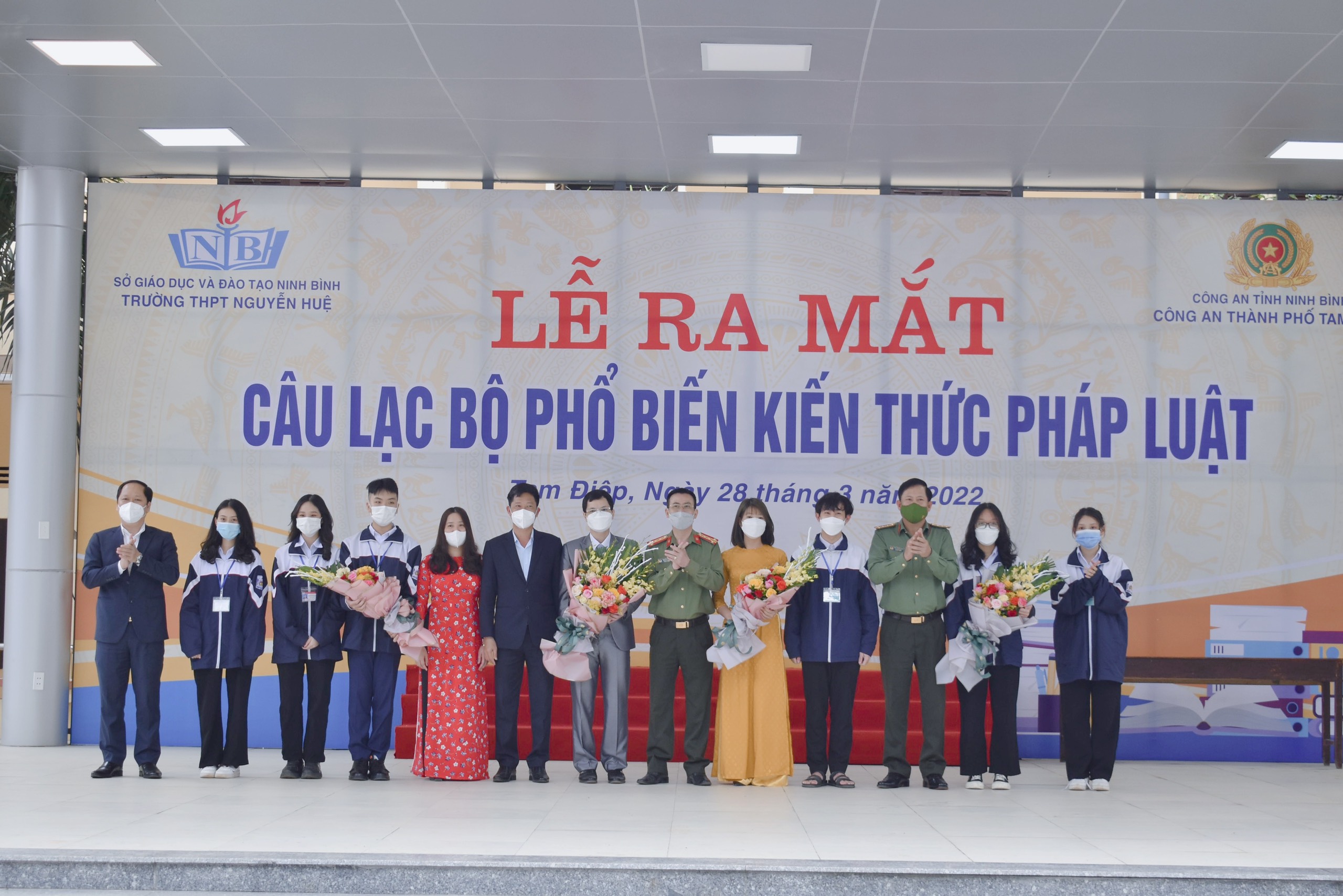 Trường THPT Nguyễn Huệ  tổ chức  Lễ ra mắt “Câu lạc bộ phổ biến kiến thức pháp luật” trong học sinh