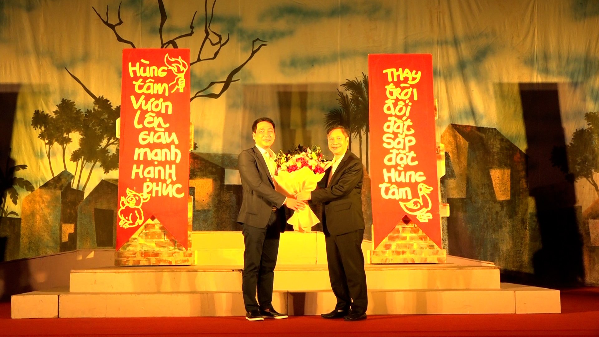 UBND thành phố phối hợp với Sở văn hóa và thể thao, Nhà hát kịch Việt Nam, tổ chức buổi biểu diễn vở kịch mang tên “Bệnh sĩ ” của tác giả Lưu Quang Vũ
