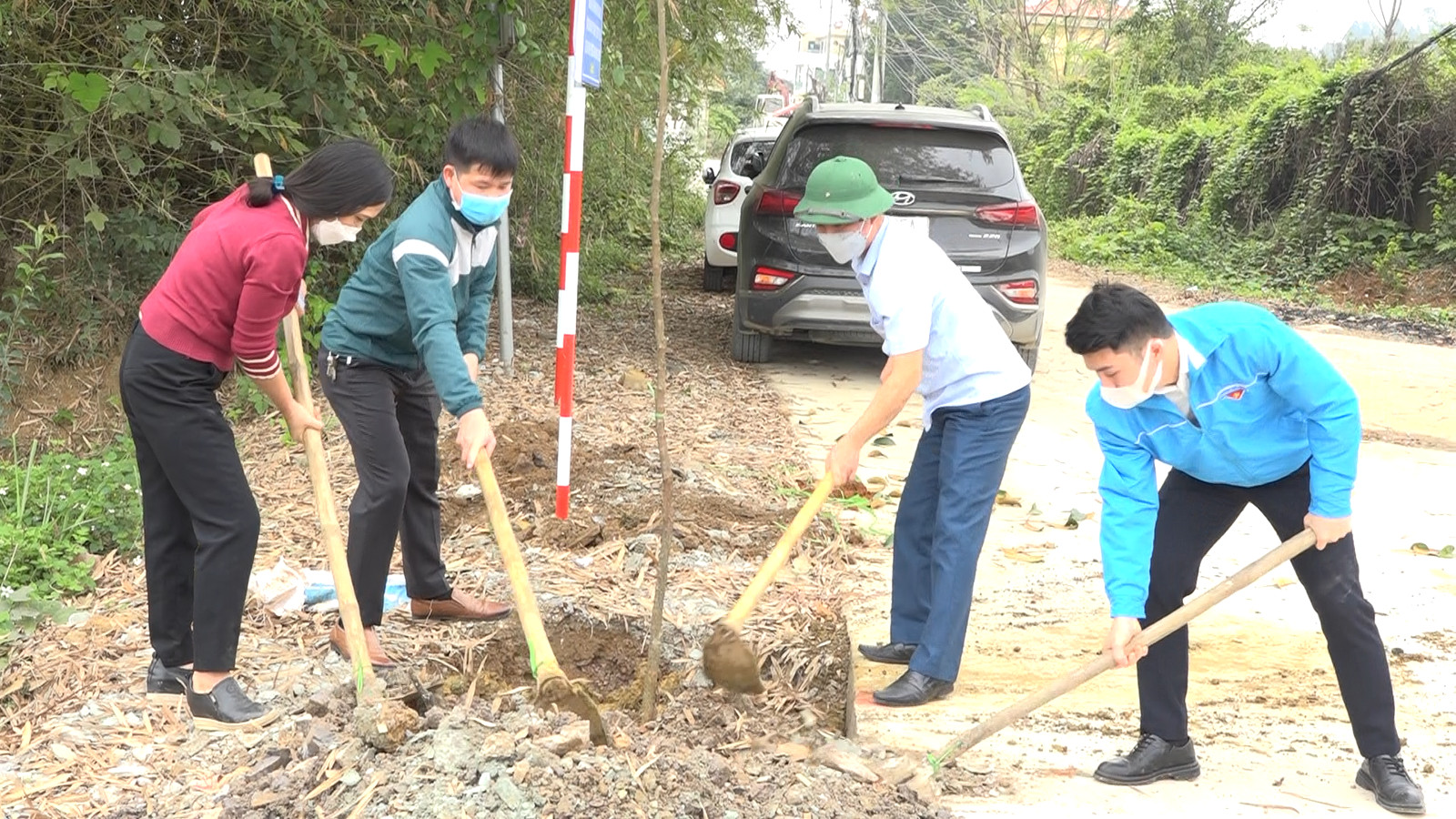 Mặt trận Tổ quốc Việt Nam phường Tân Bình phối hợp với Đoàn Thanh Niên phường tổ chức hoạt động trồng cây xanh