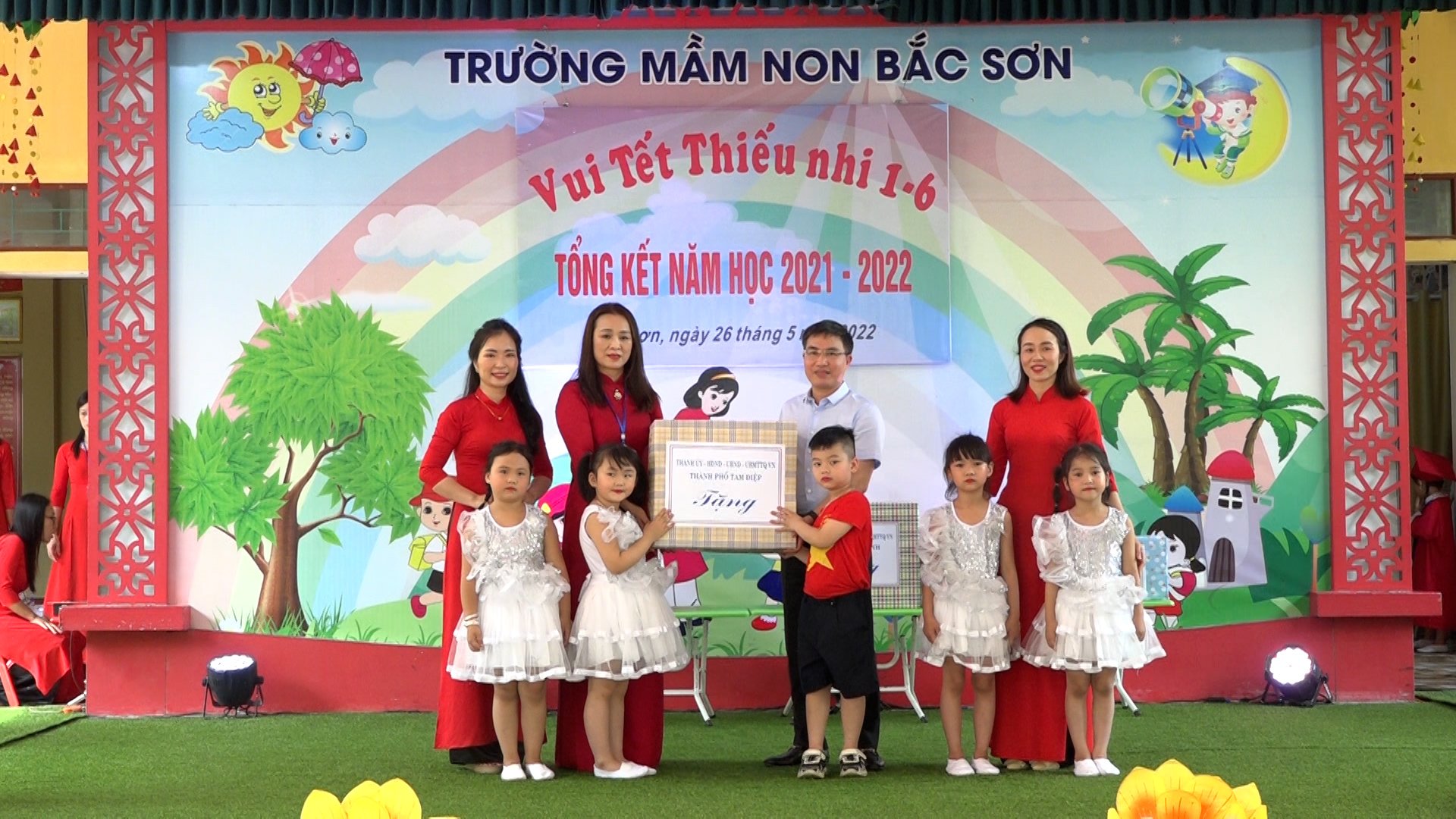 Đồng chí Hoàng Mạnh Hùng, Phó bí thư Thành ủy, Chủ tịch UBND thành phố tặng quà chúc mừng các cháu thiếu nhi tại trường Mầm non Bắc Sơn nhân dịp Quốc tế thiếu nhi 1-6