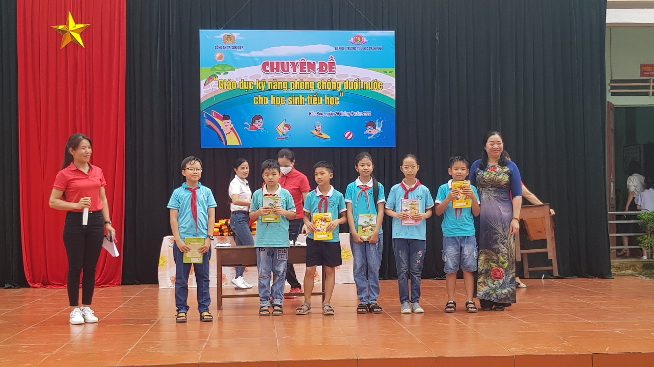 Trường Tiểu học Trần Phú tổ chức chuyên đề giáo dục kỹ năng phòng chống duối nước cho học sinh tiểu học.