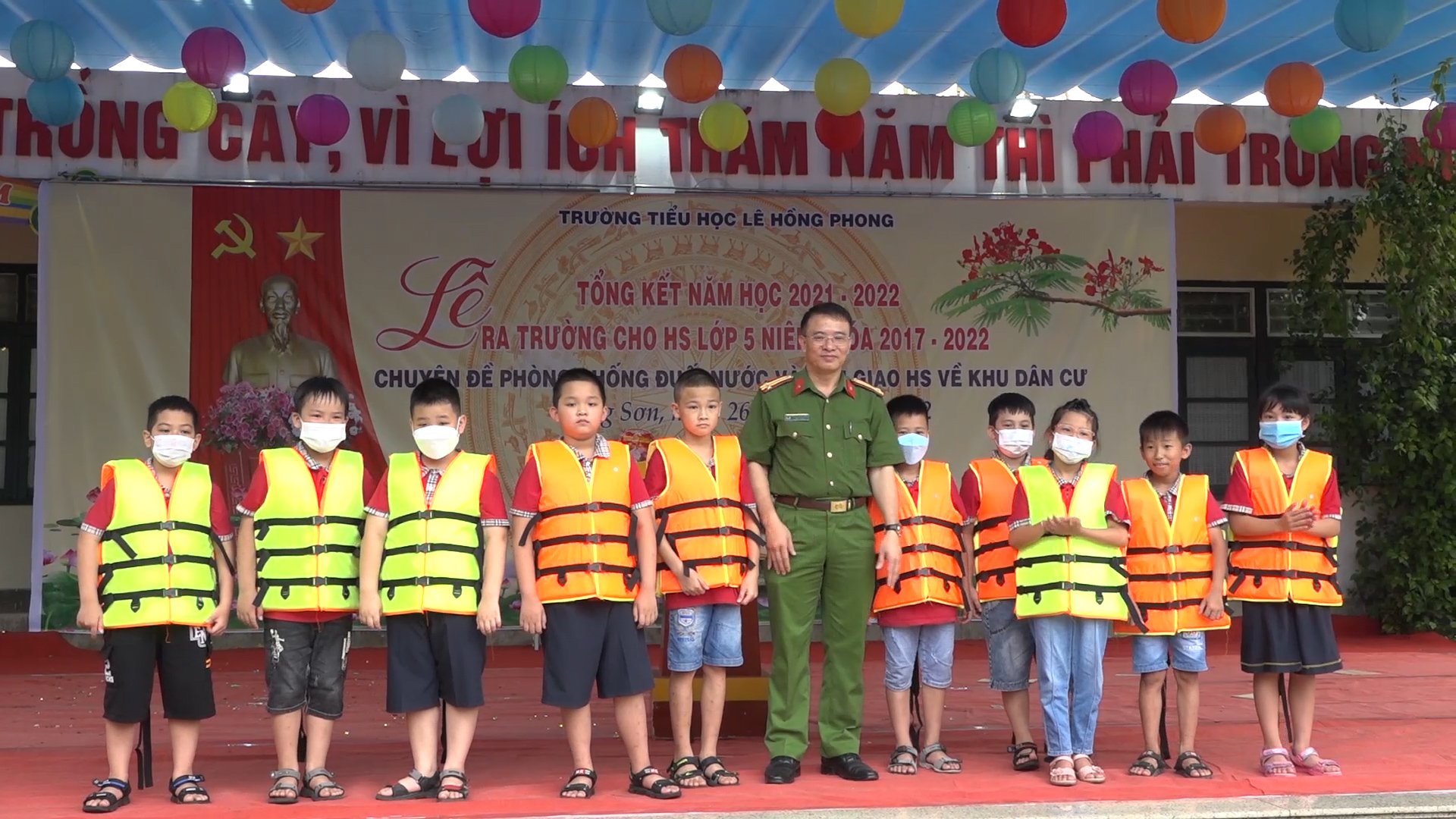 Trường Tiểu học Lê Hồng Phong tổ chức Lễ tổng kết năm học 2021- 2022 và Lễ ra trường cho học sinh lớp 5 khóa học 2017-2022