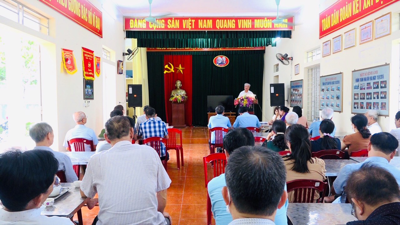 Đồng chí Trần Song Tùng, Ủy viên Ban thường vụ Tỉnh ủy, Phó Chủ tịch UBND tỉnh Ninh Bình dự buổi sinh hoạt thường kỳ cùng Chi bộ tổ dân phố 18, phường Bắc Sơn.  