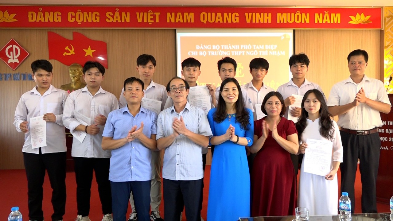 Chi bộ Trường THPT Ngô Thì Nhậm tổ chức Lễ kết nạp Đảng cho 8 quần chúng ưu tú vào Đảng cộng sản Việt Nam