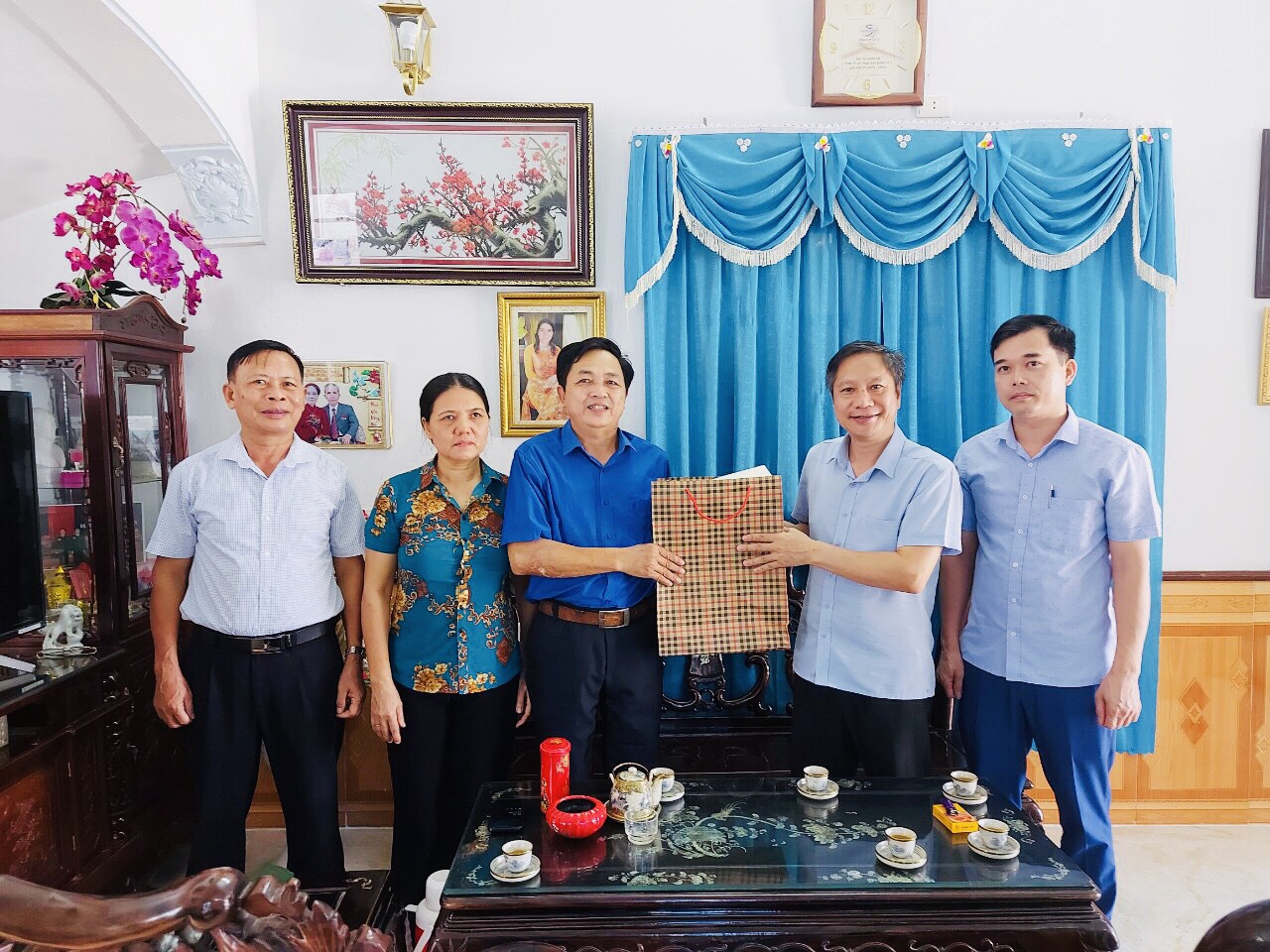 Lãnh đạo thành phố đi thăm, tặng quà các gia đình văn hóa tiêu biểu nhân ngày Gia đình Việt Nam (28/6/2022)