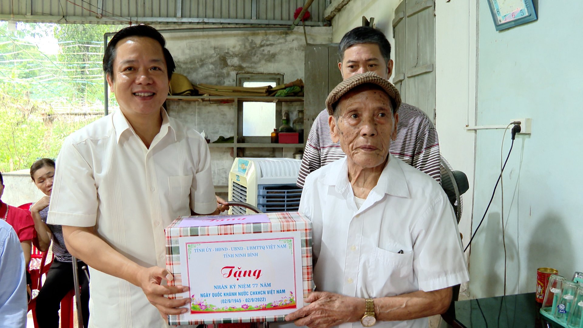 Đoàn đại biểu lãnh đạo của tỉnh và thành phố đến thăm, tặng quà ông Lương Đắc Bằng, cán bộ lão thành cách mạng, nhân dịp kỷ niệm 77 năm ngày Quốc khánh nước Cộng hòa xã hội chủ nghĩa Việt Nam (2/9/1945 – 2/9/2022)