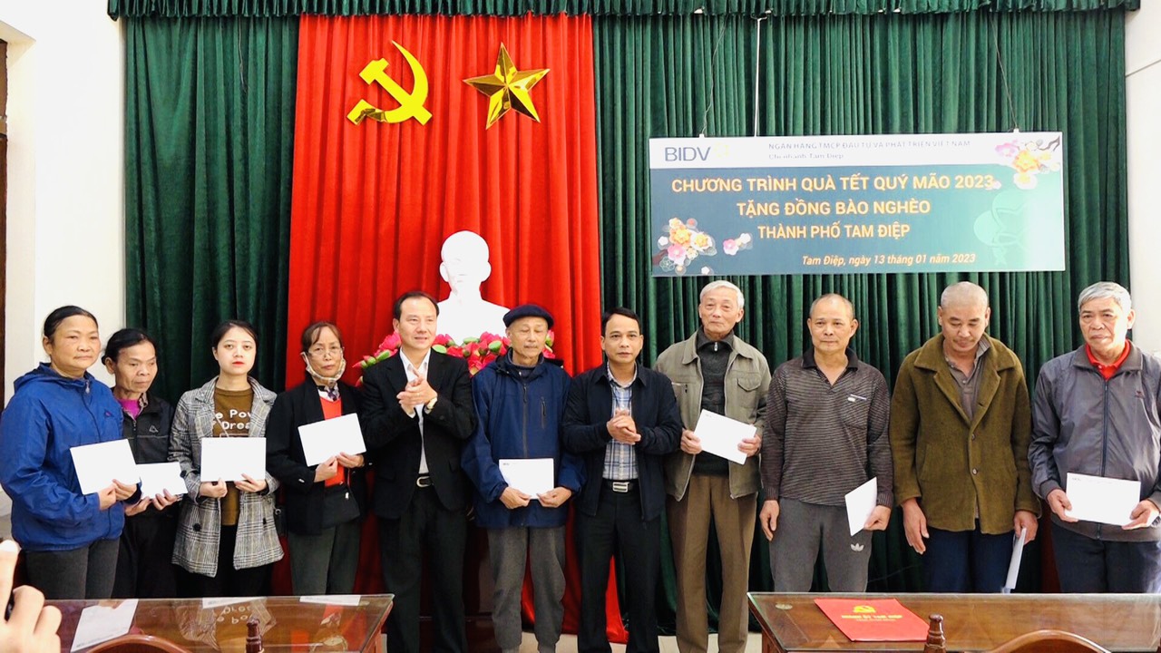 Ngân hàng Thương mại Cổ phần Đầu tư và phát triển Việt Nam chi nhánh Tam Điệp trao tặng 200 xuất quà tết cho các hộ nghèo, hộ có hoàn cảnh khó khăn trên địa bàn thành phố