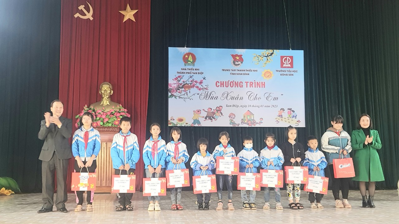 Nhà thiếu nhi thành phố phối hợp với trường tiểu học Lê Hồng Phong và Trường TH Đông Sơn tổ chức chương trình 