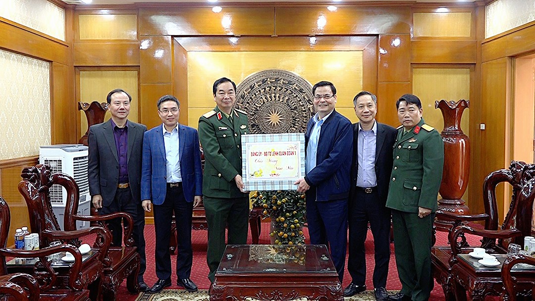 Đồng chí Thiếu tướng Trương Mạnh Dũng, Tư lệnh Quân đoàn 1 đến thăm, chúc Tết Thành ủy – UBND – UBMTQVN Thành phố