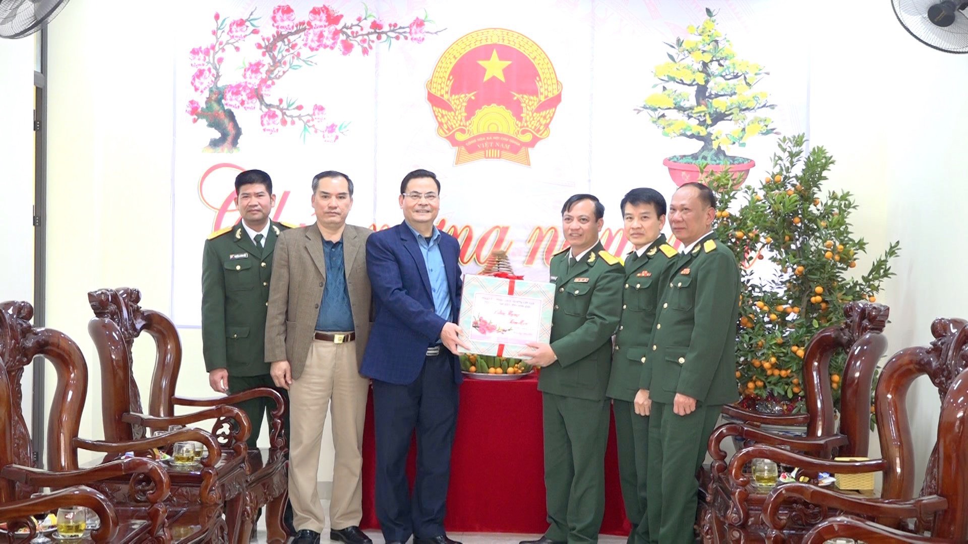 Đoàn lãnh đạo thành phố Tam Điệp thăm tặng quà chúc tết các cơ quan đơn vị trực tết Qúy Mão 2023.