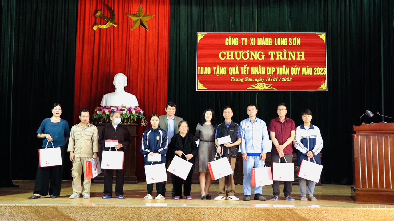 Công ty xi măng Long Sơn trao tặng quà cho hộ nghèo, hộ cận nghèo, hộ có hoàn cảnh khó khăn phường Trung Sơn nhân dịp xuân Quý Mão 2023