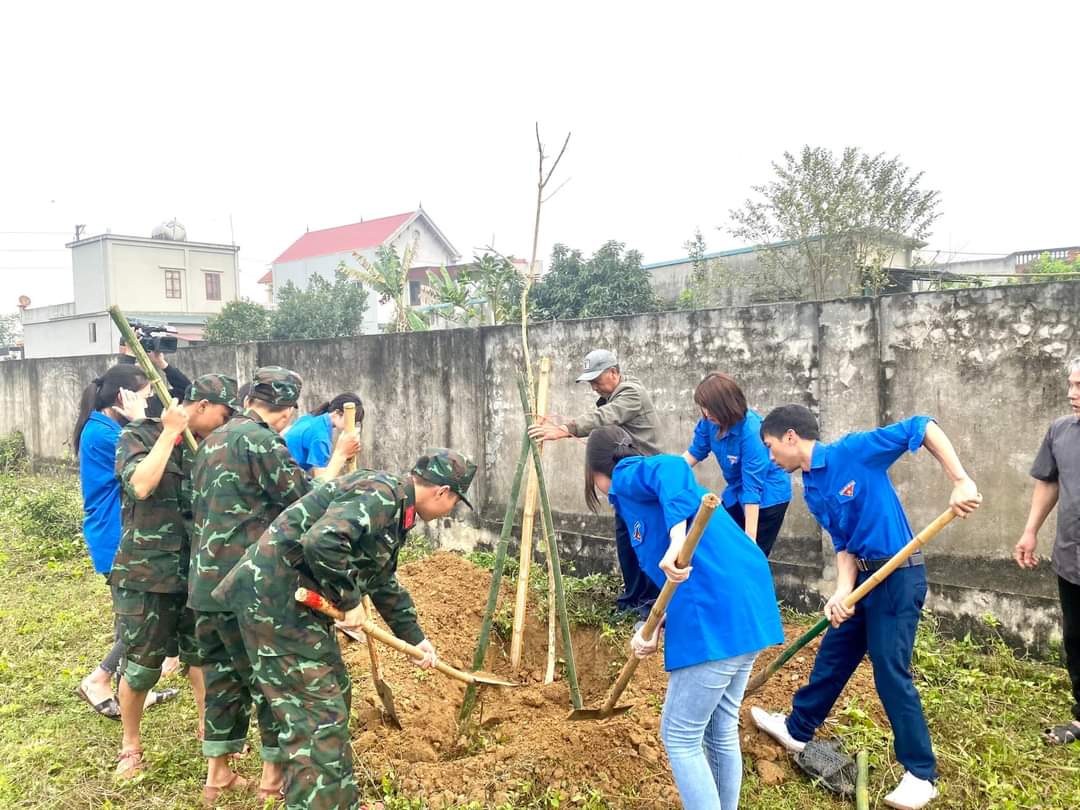 BCH Đoàn xã Yên Sơn tổ chức ra quân trồng cây xanh chào mừng kỷ niệm 92 năm ngày thành lập Đoàn