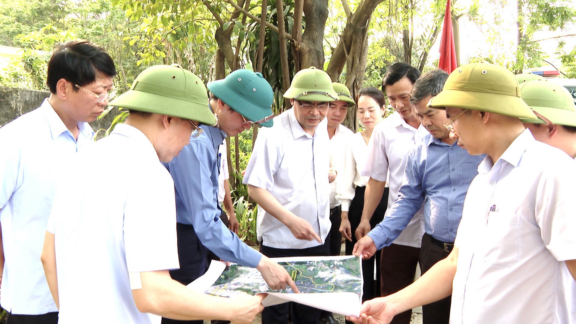 Đồng chí Đoàn Minh Huấn, Ủy viên BCH TƯ Đảng, Bí thư Tỉnh ủy kiểm tra công tác phòng chống thiên tai tại xã Yên Sơn và phường Nam Sơn