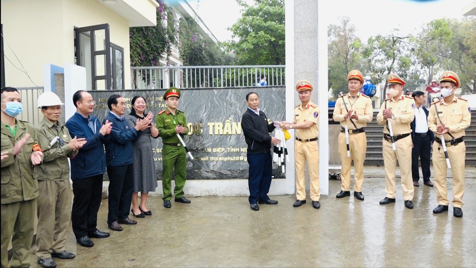 Hiệu quả bước đầu mô hình “CCB tham gia giữ gìn trật tự An toàn giao thông tại cổng trường Tiểu học Trần Phú”        