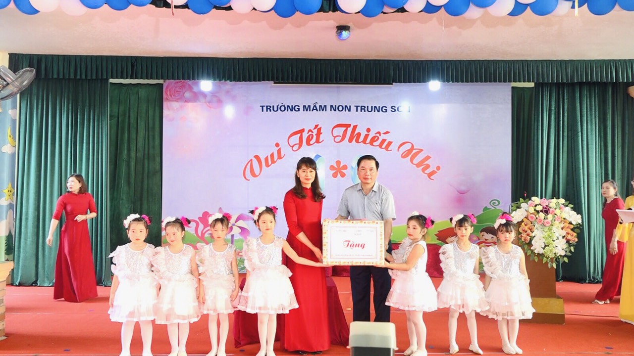 Đoàn đại biểu lãnh đạo tỉnh và thành phố đến thăm, tặng quà các cháu thiếu nhi tại trường Mầm non Trung  Sơn nhân dịp Quốc tế thiếu nhi 1-6