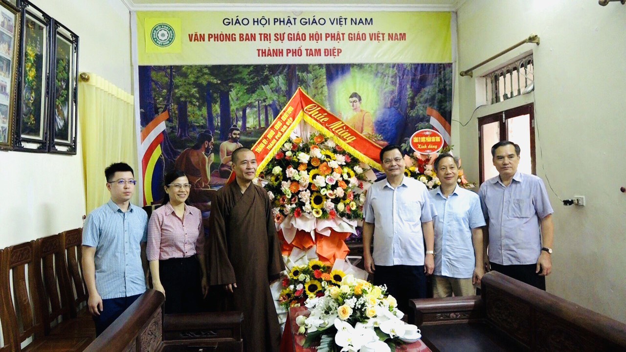 Đoàn đại biểu lãnh đạo Thành ủy-HĐND-UBND-UBMTTQVN thành phố thăm và chúc mừng các vị sư trụ trì và phật tử chùa Trung Sơn nhân dịp Đại lễ Phật đản Phật lịch 2567- Dương lịch năm 2023
