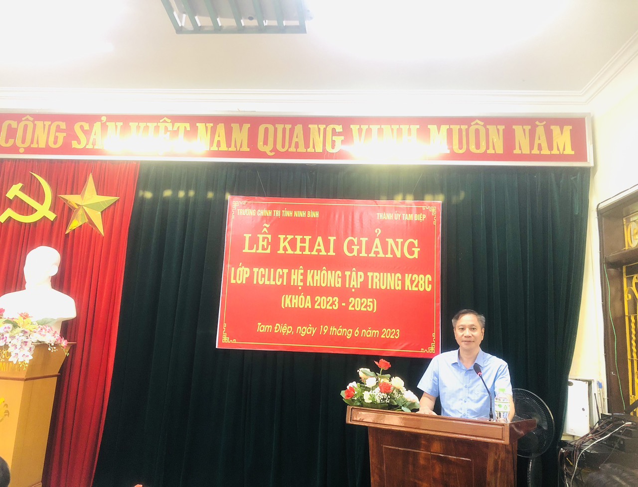Ban Thường vụ Thành ủy phối hợp với Trường Chính trị tỉnh Ninh Bình tổ chức Lễ Khai giảng lớp Trung cấp lý luận Chính trị hệ không tập trung K28C, khóa học 2023-2025      