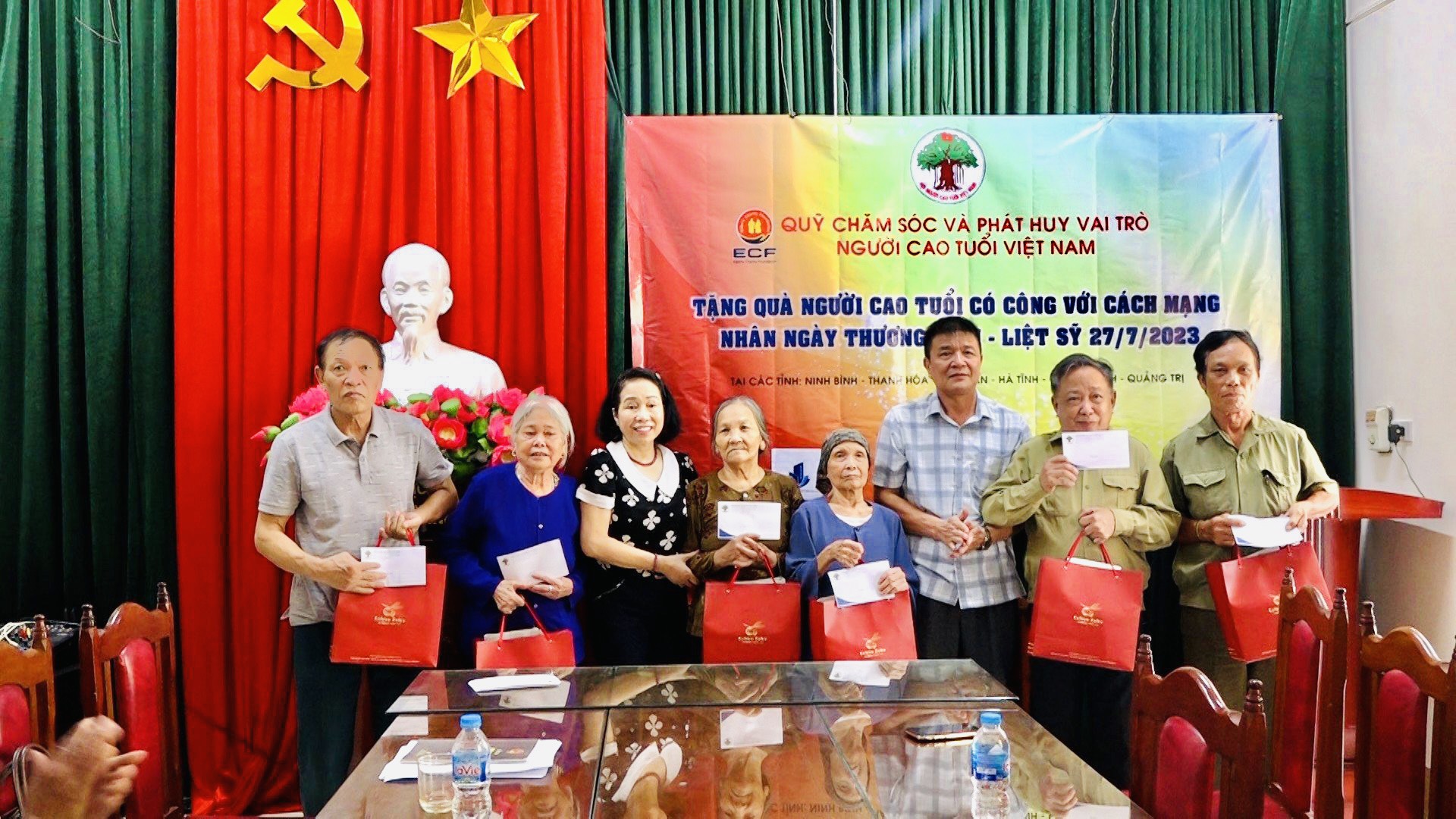 Đoàn công tác của Quỹ Chăm sóc và phát huy vai trò người cao tuổi Việt Nam thăm, tặng quà tại Thành phố Tam Điệp nhân ngày Thương binh liệt sỹ