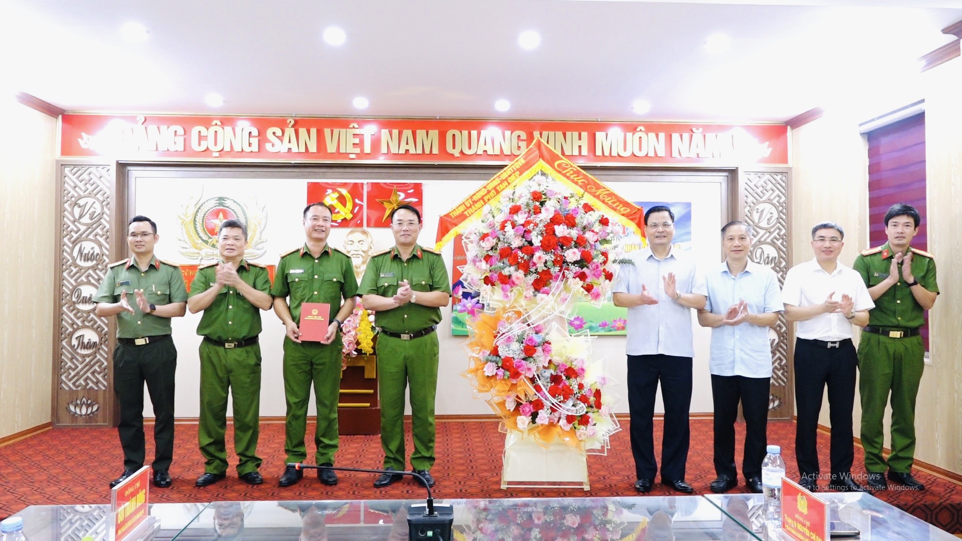 Đoàn đại biểu lãnh đạo Thành phố dâng hương tượng Đài Chủ tịch Hồ Chí Minh và Chúc mừng Công an Thành phố nhân kỷ niệm 78 năm Ngày truyền thống
