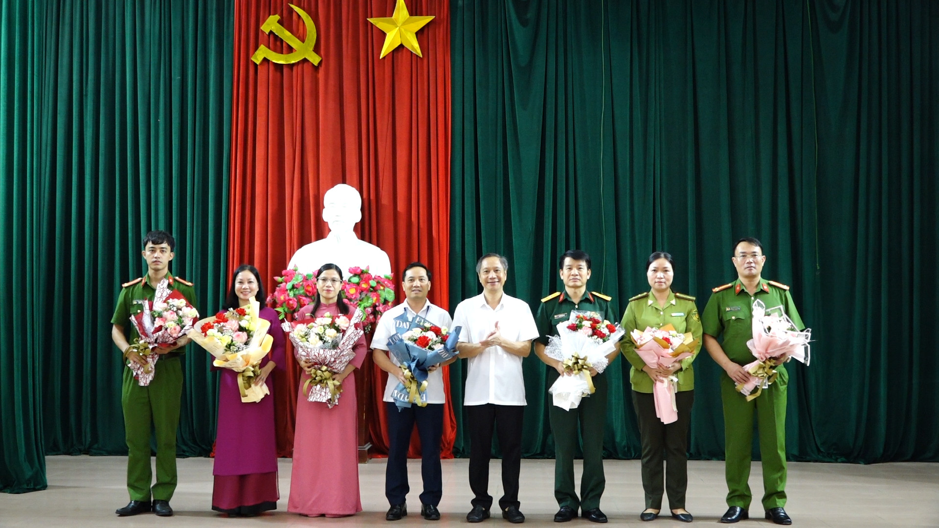 Thành ủy, HĐND, UBND, UBMTTQ Việt Nam thành phố tổ chức sinh hoạt chính trị dưới nghi thức chào cờ đầu tuần tháng 8 năm 2023