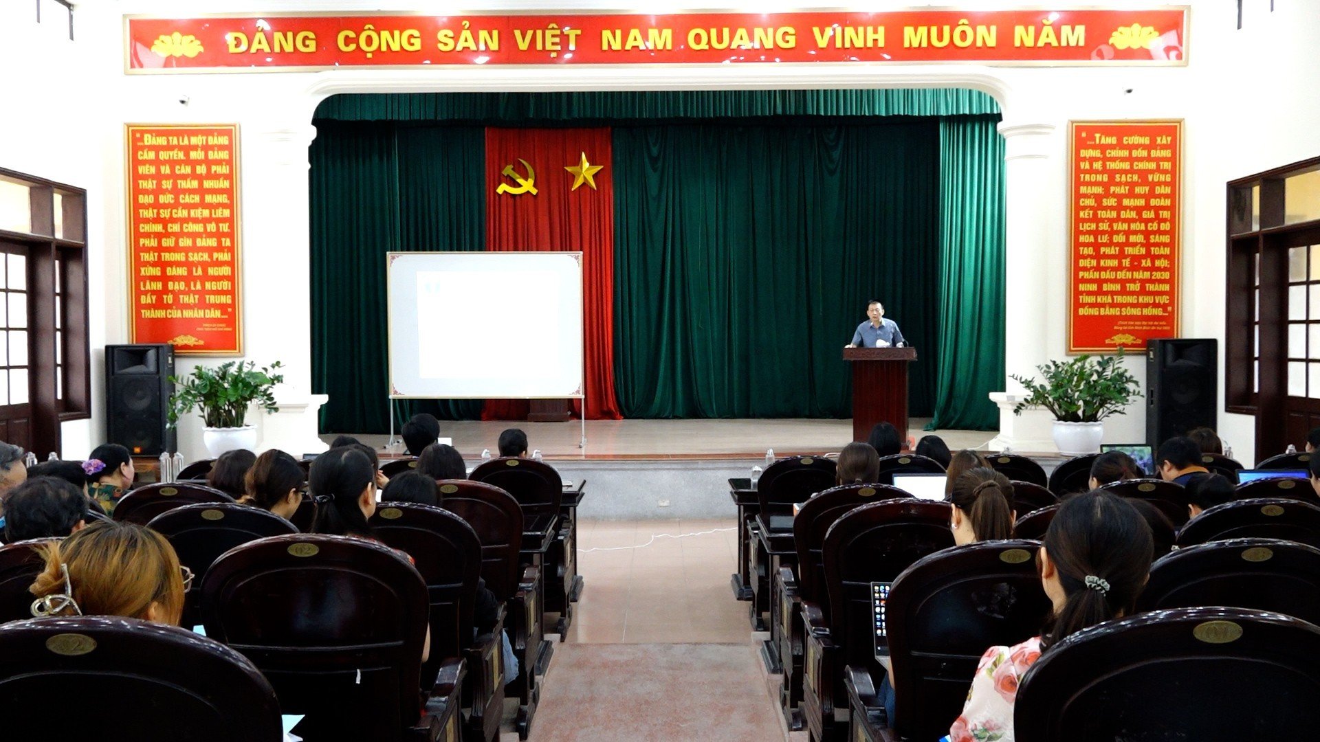 Hội nghị đối thoại và tập huấn kiến thức cho các cơ sở bán lẻ thuốc trên địa bàn tỉnh Ninh Bình