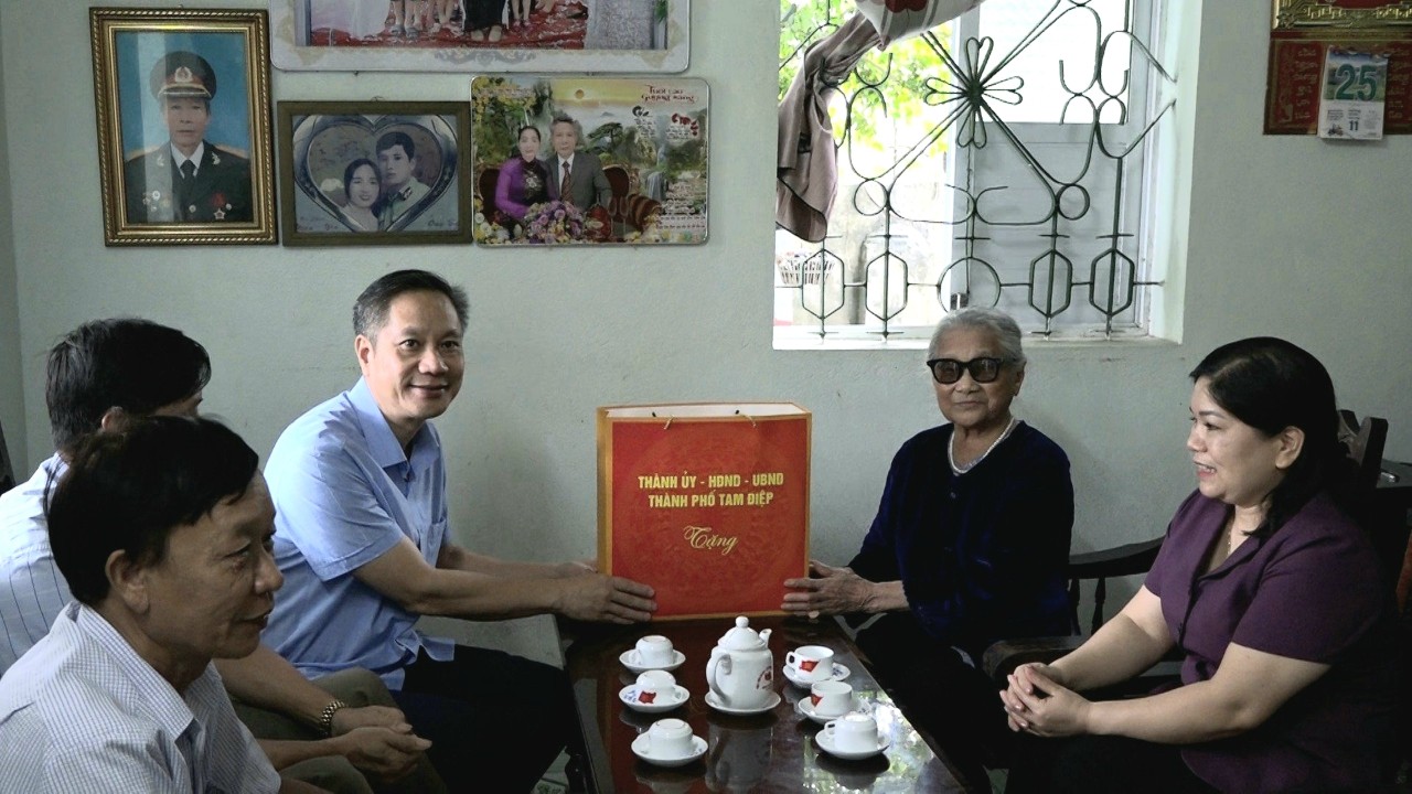 Đoàn đại biểu lãnh đạo  thành phố thăm tặng quà Người cao tuổi nhân kỷ niệm Ngày Quốc tế Người cao tuổi 1/10/2023