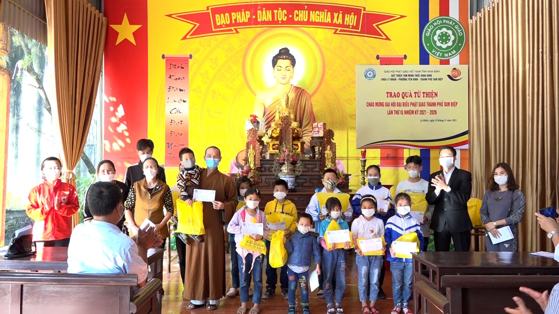 Ủy ban MTTQ Việt Nam phường Yên Bình phối hợp với Qũy Thiện Tâm Minh Thức Ninh Bình, Chùa Lý Nhân và các Phật tử trao quà từ thiện cho trẻ em mồ côi, có hoàn khó khăn trên địa bàn thành phố