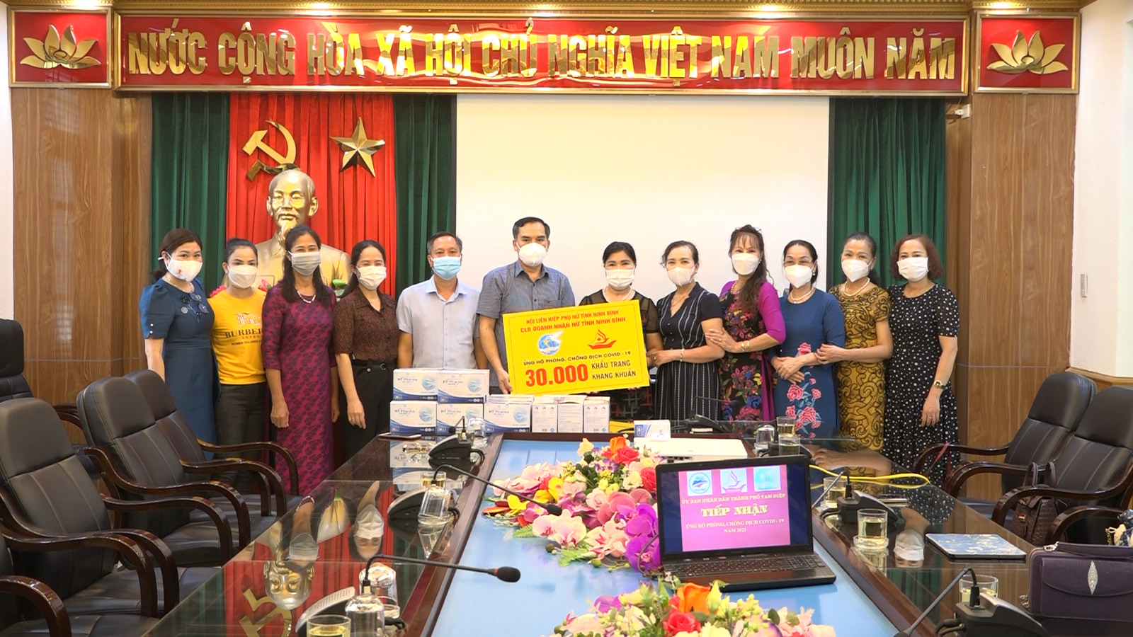 Câu lạc bộ doanh nhân nữ tỉnh Ninh Bình tặng quà ủng hộ phòng chống dịch Covid-19 