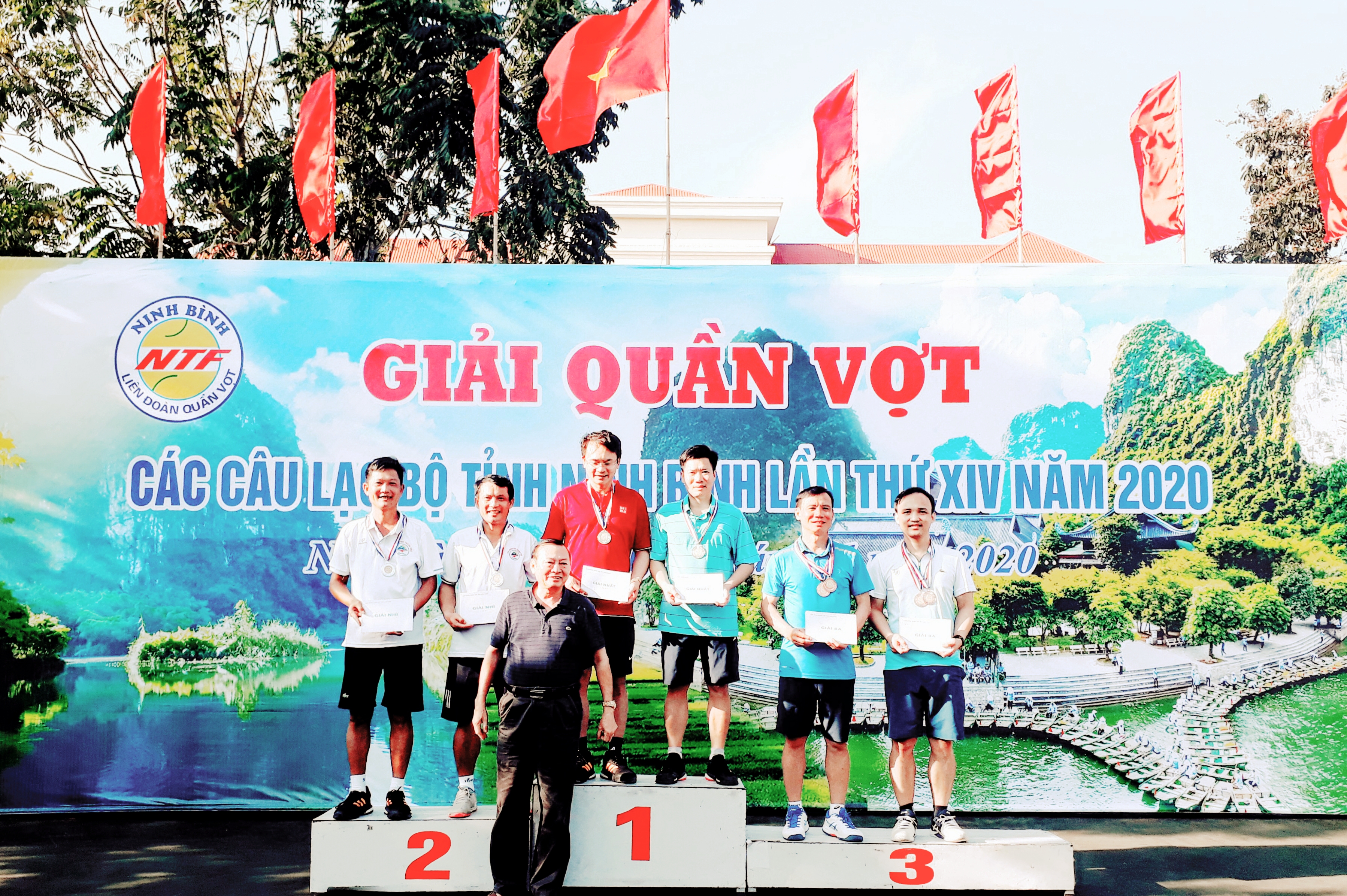 Đoàn vận động viên Câu lạc bộ Quần vợt thành phố tham gia giải Quần vợt các câu lạc bộ tỉnh Ninh Bình lần thứ XIV năm 2020